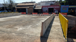 Foto da conclusão de obra de ponte mista de aço e concreto da empresa Ecopontes na cidade de Lins, Interior do Estado de São Paulo.