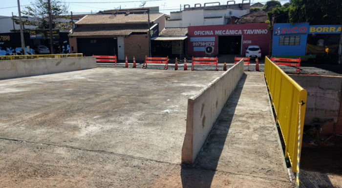 Foto da conclusão de obra de ponte mista de aço e concreto da empresa Ecopontes na cidade de Lins, Interior do Estado de São Paulo.