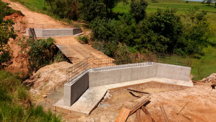 Foto do início da obra de substituição de ponde de madeira (cabeceiras de pontes já instaladas) por ponte mista de aço e concreto Ecotex-agro da Ecopontes