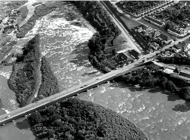 Foto em Preto e Branco da Ponte do Mirante construída em 1875 (Fonte: IHGP)