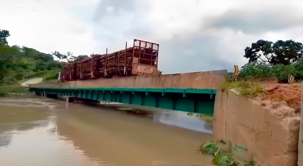 Foto de 2022 de ponte de 75 metros de comprimento, construída em 2014 pela Ecopontes